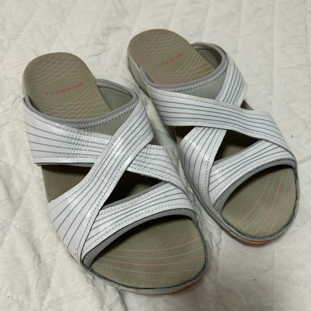 Merrell Women's Gray and White Crisscross Sandals